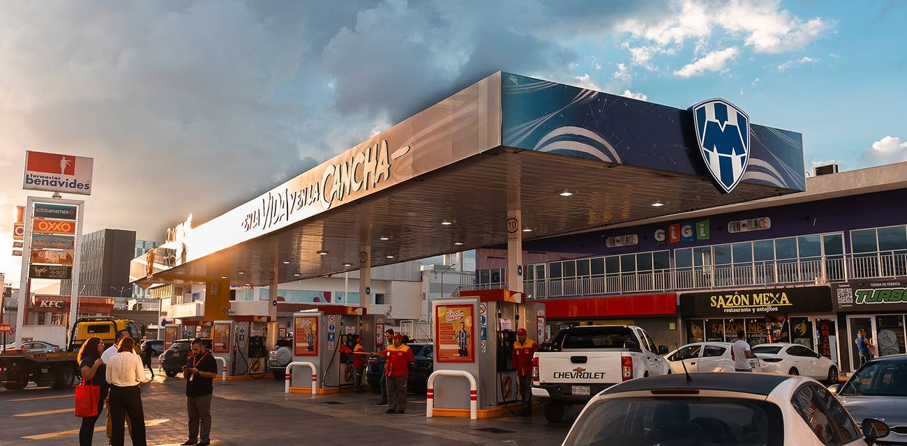 Estación de servicio con imagen de Rayados
