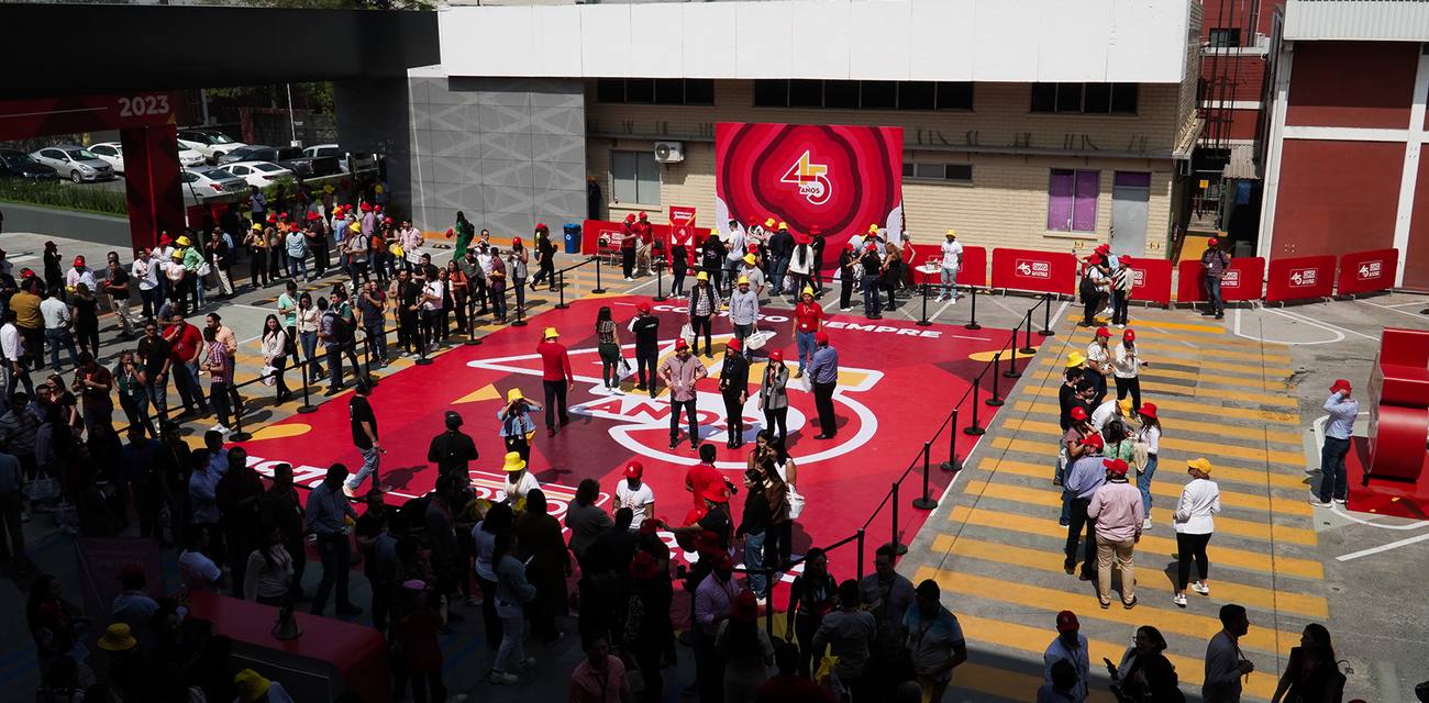 Evento masivo con piso rojo de marca