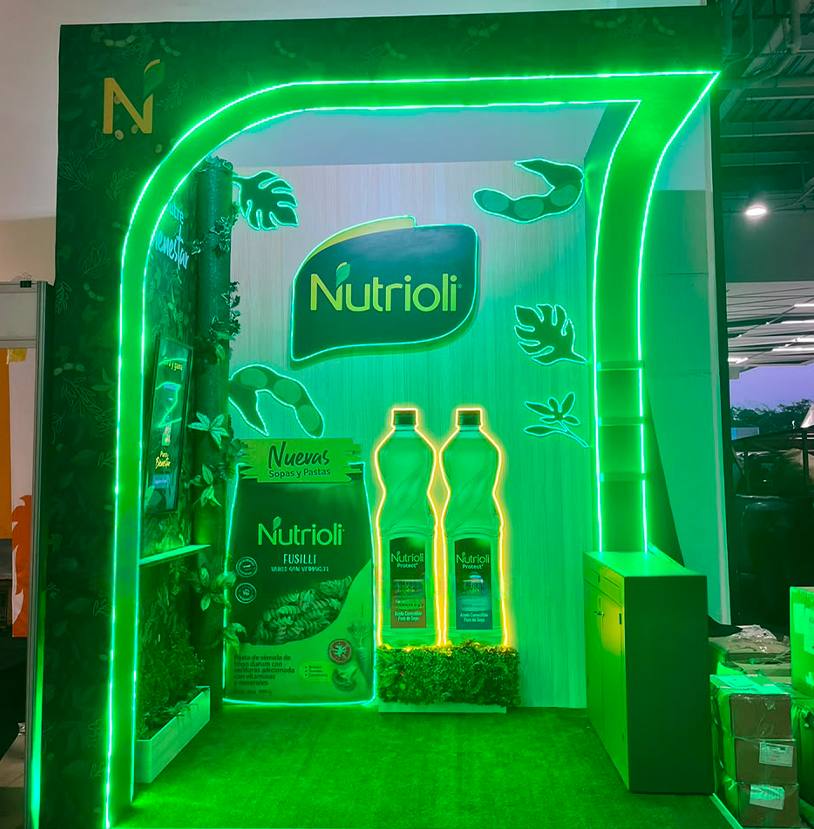 Stand de Nutrioli con iluminación verde