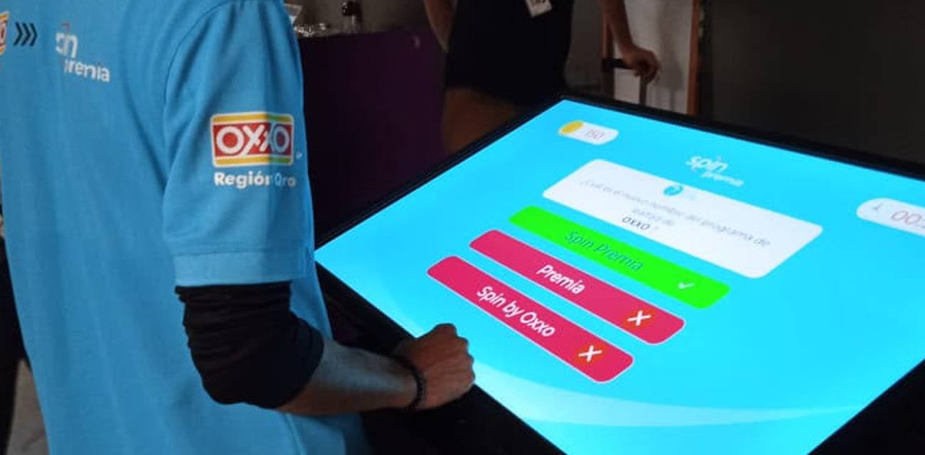 Pantalla táctil interactiva en una activación