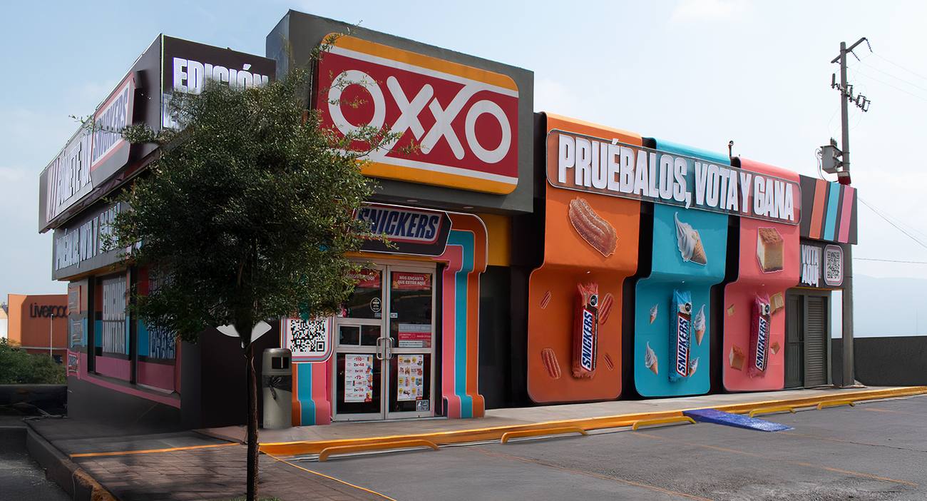 Tienda OXXO intervenida con fachada de colores